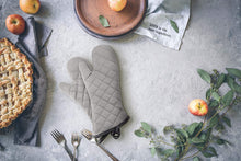 Load image into Gallery viewer, FineDecor Small Professional Cotton Oven Mitt with Quilted Lines, Heat Resistant, Flexible Oven Hand Gloves, Grey, 1 Pair, 22 cm* 15 cm (FD 3059)
